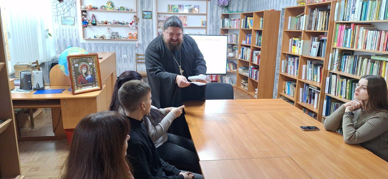 4 ноября, в день чествования иконы Божией Матери «Казанской», а так же праздника Дня народного единства в храме святых апостолов Петра и Павла г. Васильевка состоялась праздничная божественная литургия 4 ноября, в день чествования иконы Божией Матери «Казанской», а так же праздника Дня народного единства в храме святых апостолов Петра и Павла г. Васильевка состоялась праздничная божественная литургия