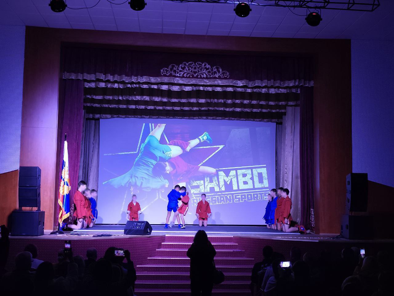 В городе Пологи в честь Дня Народного Единства прошло показательное выступление юных самбистов В городе Пологи в честь Дня Народного Единства прошло показательное выступление юных самбистов