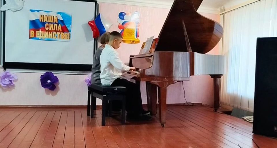 В концертном зале «Днепрорудненской детской школы искусств» состоялся яркий и запоминающийся концерт, посвященный Дню народного единства В концертном зале «Днепрорудненской детской школы искусств» состоялся яркий и запоминающийся концерт, посвященный Дню народного единства