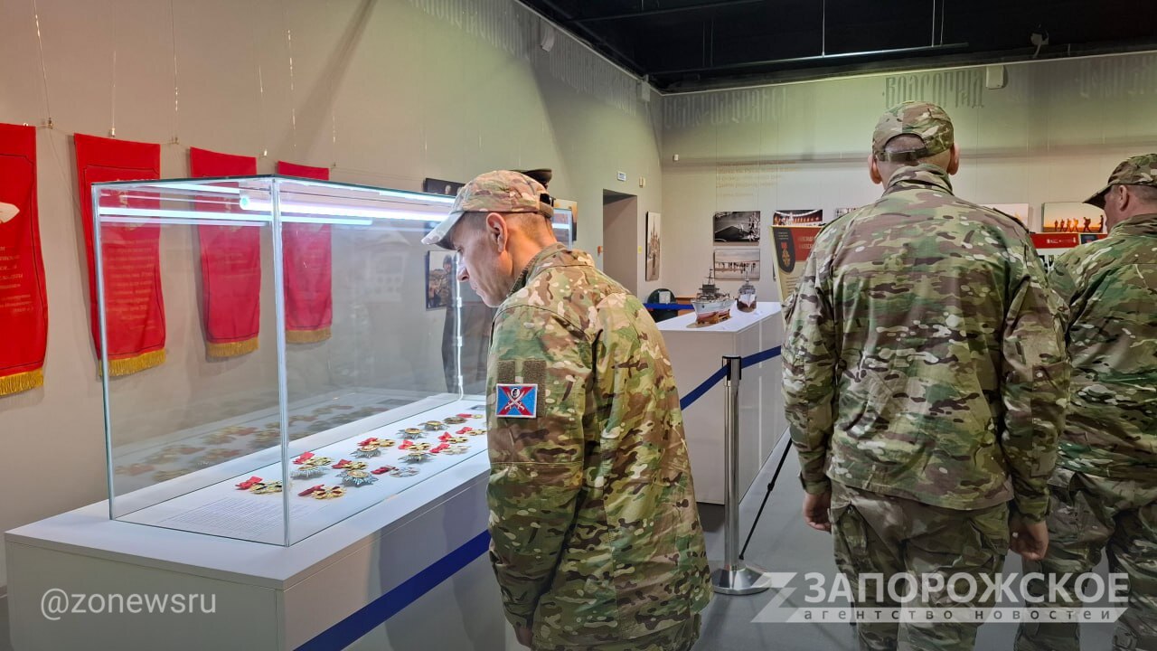 Сотрудники краеведческого музея Мелитополя в преддверии Дня народного единства провели экскурсию для бойцов добровольческого отряда имени Мартына Пушкаря, ранее служивших в Вооруженных силах Украины Сотрудники краеведческого музея Мелитополя в преддверии Дня народного единства провели экскурсию для бойцов добровольческого отряда имени Мартына Пушкаря, ранее служивших в Вооруженных силах Украины