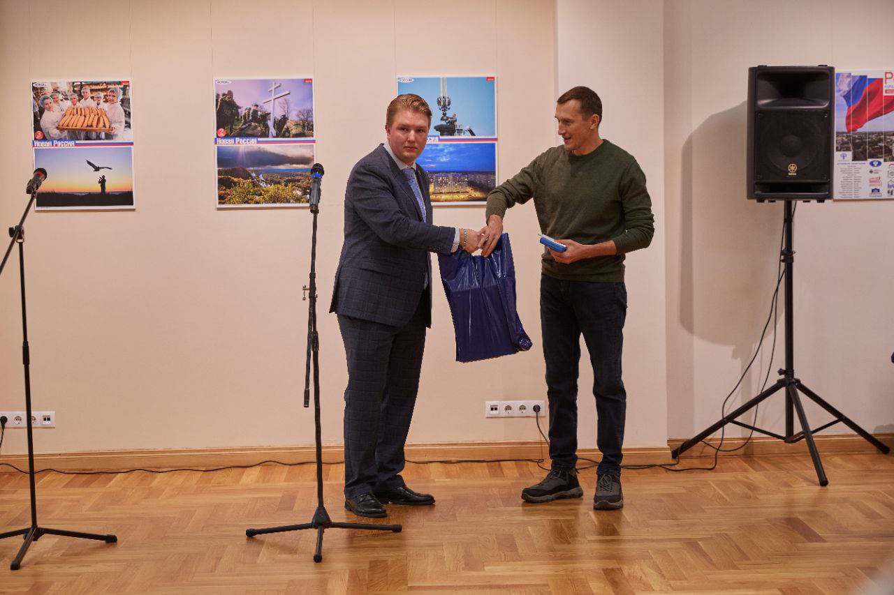 Григорий Кубатьян: Моя фотография "Казаки устанавливают Поклонный крест на въезде в Васильевку Запорожской области" заняла 2-е место во всероссийском конкурсе портала фото.ру, посвященном Донбассу и Новороссии Григорий Кубатьян: Моя фотография "Казаки устанавливают Поклонный крест на въезде в Васильевку Запорожской области" заняла 2-е место во всероссийском конкурсе портала фото.ру, посвященном Донбассу и Новороссии