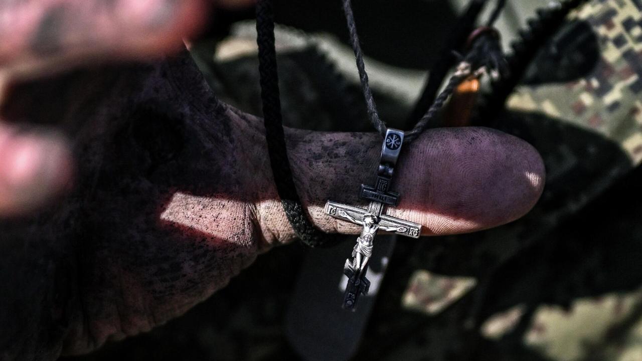 На позиции бойцов доставлены мощи святых и иконы