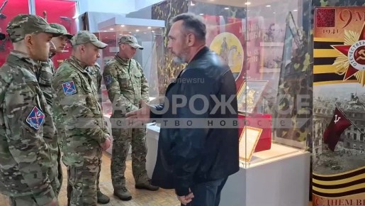 Сотрудники краеведческого музея Мелитополя в преддверии Дня народного единства провели экскурсию для бойцов добровольческого отряда имени Мартына Пушкаря, ранее служивших в Вооруженных силах Украины