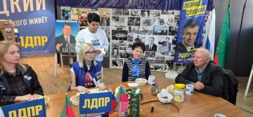 В Запорожской области активисты ЛДПР встретились с ветеранами Моторного завода