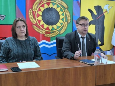 Большое расширенное совещание с аппаратом администрации, представительным органом, начальниками теротделов, руководителями организаций и служб провёл глава Акимовского муниципального округа Александр Трудоношин