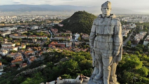 5 ноября. 1957. В Пловдиве открыт памятник Воину-Освободителю