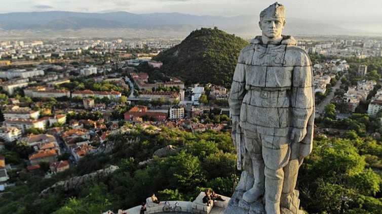 5 ноября. 1957. В Пловдиве открыт памятник Воину-Освободителю