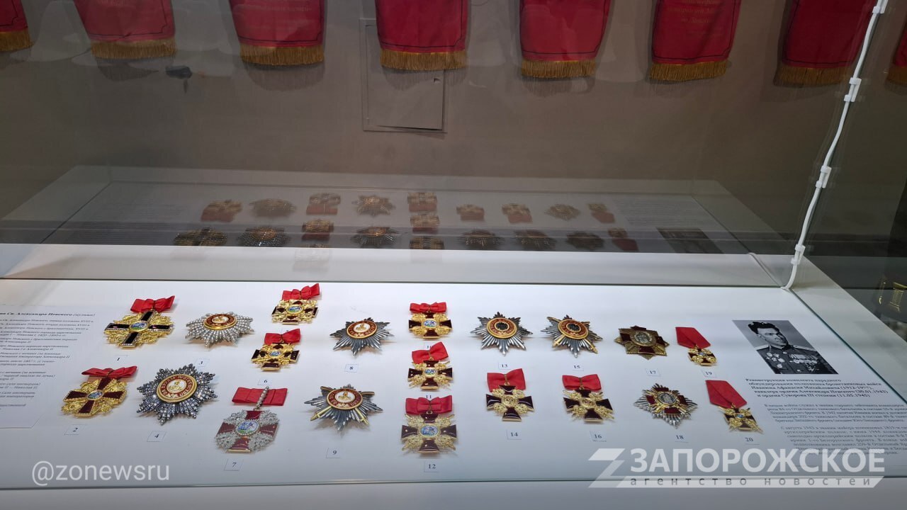 Сотрудники краеведческого музея Мелитополя в преддверии Дня народного единства провели экскурсию для бойцов добровольческого отряда имени Мартына Пушкаря, ранее служивших в Вооруженных силах Украины Сотрудники краеведческого музея Мелитополя в преддверии Дня народного единства провели экскурсию для бойцов добровольческого отряда имени Мартына Пушкаря, ранее служивших в Вооруженных силах Украины