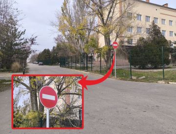 Вниманию автомобилистов!. На улице Театральной, у центральной районной больницы, установлен знак «Въезд запрещён» («кирпич»)