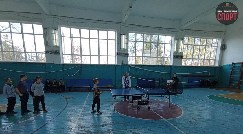 Школьники из Куйбышево сыграли в настольный теннис с роботом-тренером