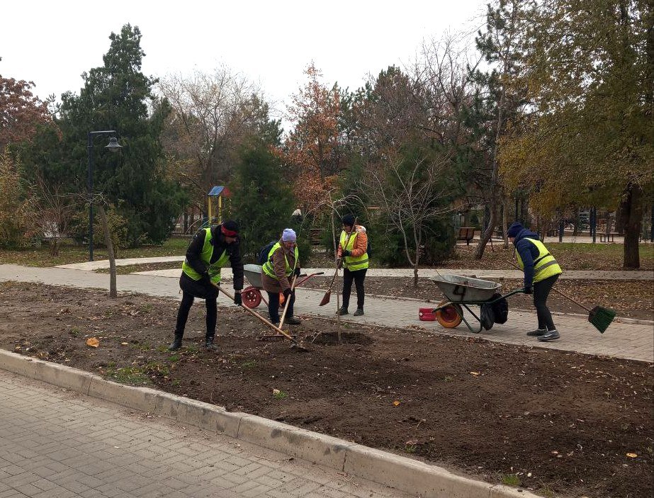С начала этой после праздничной недели сотрудники МУП УК «Контакт» выполнили целый комплекс работ по благоустройству Токмака С начала этой после праздничной недели сотрудники МУП УК «Контакт» выполнили целый комплекс работ по благоустройству Токмака