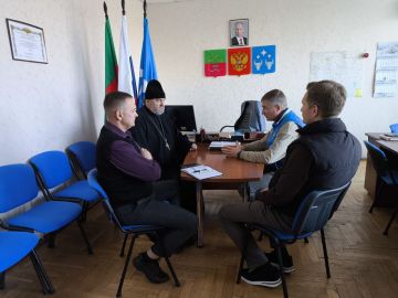 Игорь Гагаринов: Провёл рабочую встречу с благочинным церквей Веселовского округа протоиереем Александром Мурашко и представителем индустриального парка "Продмаш-Веслое" Денисом Бурцевым