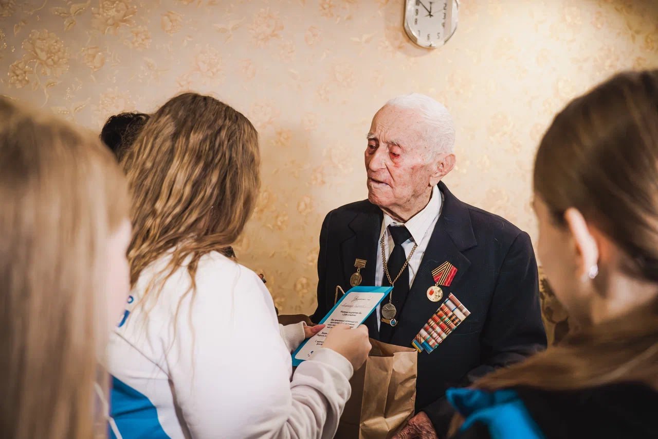 «Волонтёры Победы» поздравили ветерана с Днём рождения «Волонтёры Победы» поздравили ветерана с Днём рождения