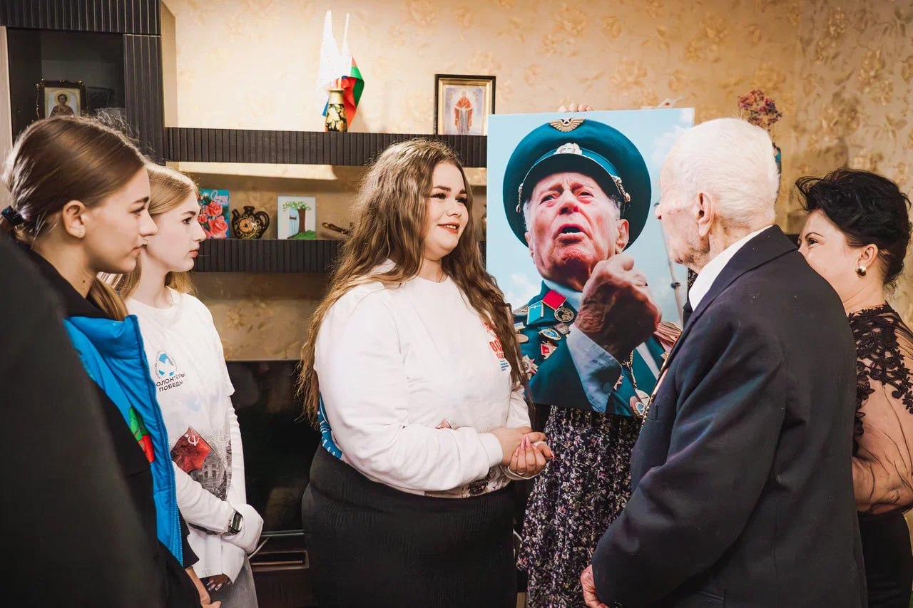 «Волонтёры Победы» поздравили ветерана с Днём рождения «Волонтёры Победы» поздравили ветерана с Днём рождения