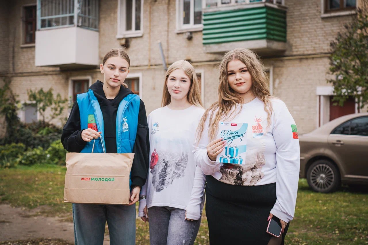 «Волонтёры Победы» поздравили ветерана с Днём рождения «Волонтёры Победы» поздравили ветерана с Днём рождения