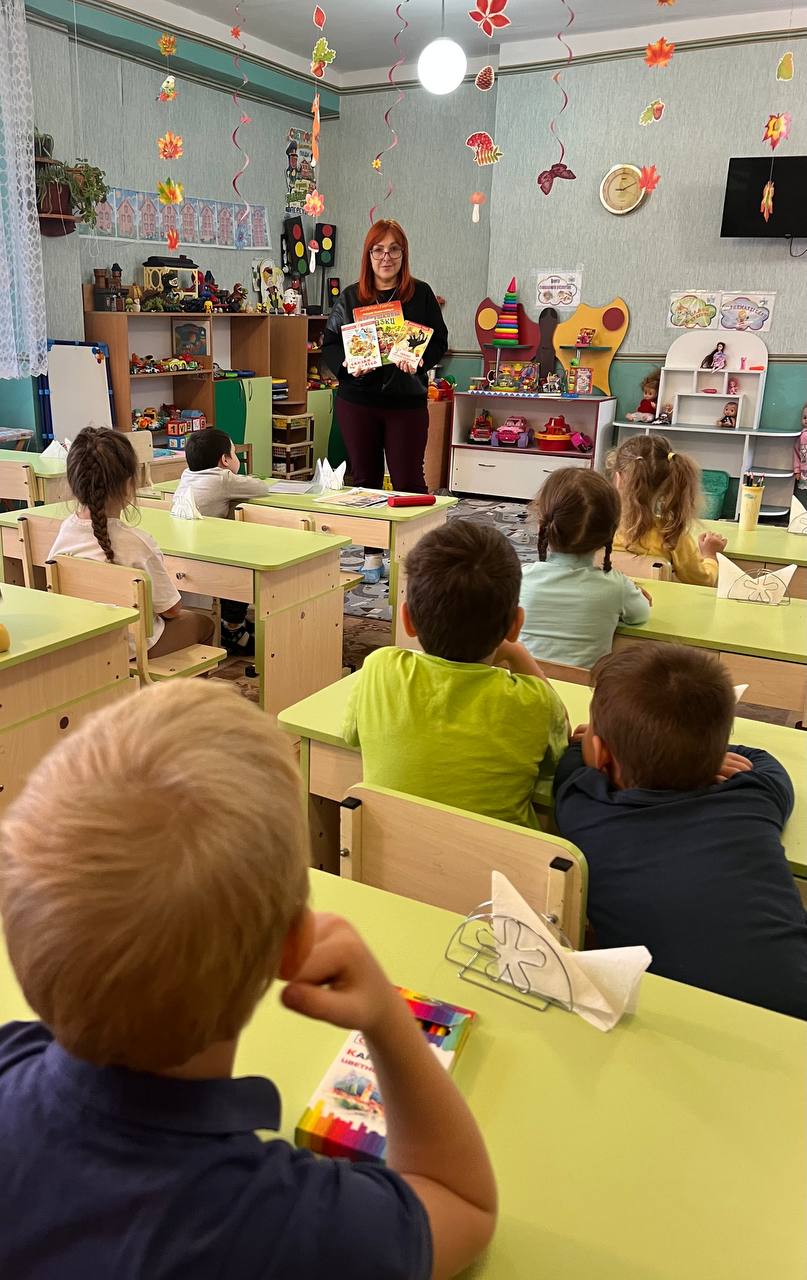 Сотрудники Мелитопольской областной научной библиотеки им. Горького с воспитанниками дошкольной образовательной организации № 41 «Василёк» провели литературное путешествие «Добрые сказки Мамина - Сибиряка» Сотрудники Мелитопольской областной научной библиотеки им. Горького с воспитанниками дошкольной образовательной организации № 41 «Василёк» провели литературное путешествие «Добрые сказки Мамина - Сибиряка»
