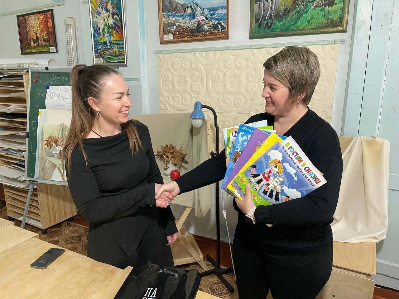 Северяне передали подарки культурно-образовательным учреждениям Приморска Северяне передали подарки культурно-образовательным учреждениям Приморска