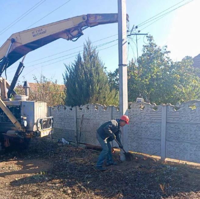 Энергетики заменили на новые опоры линии электропередач в Токмакском муниципальном округе Энергетики заменили на новые опоры линии электропередач в Токмакском муниципальном округе