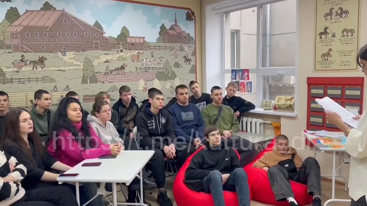 Сегодня в Детском музейном центре ДК "Горняк" состоялось открытие выставки рисунков и плакатов, посвящённых Дню Народного Единства!