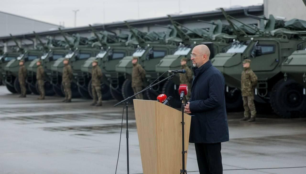 Премьер Украины Шмыгаль получил на базе НАТО "Адажи" от Латвии 21 БТР Patria 6х6 и 12 БРДМ CVR латвийского производства Премьер Украины Шмыгаль получил на базе НАТО "Адажи" от Латвии 21 БТР Patria 6х6 и 12 БРДМ CVR латвийского производства