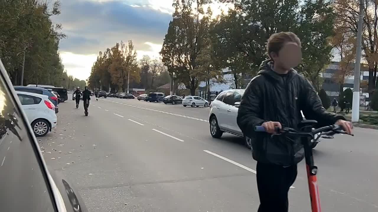 КУДА СМОТРЯТ РОДИТЕЛИ?!. Самокатчики в Мелитополе устраивают гонки по трассе