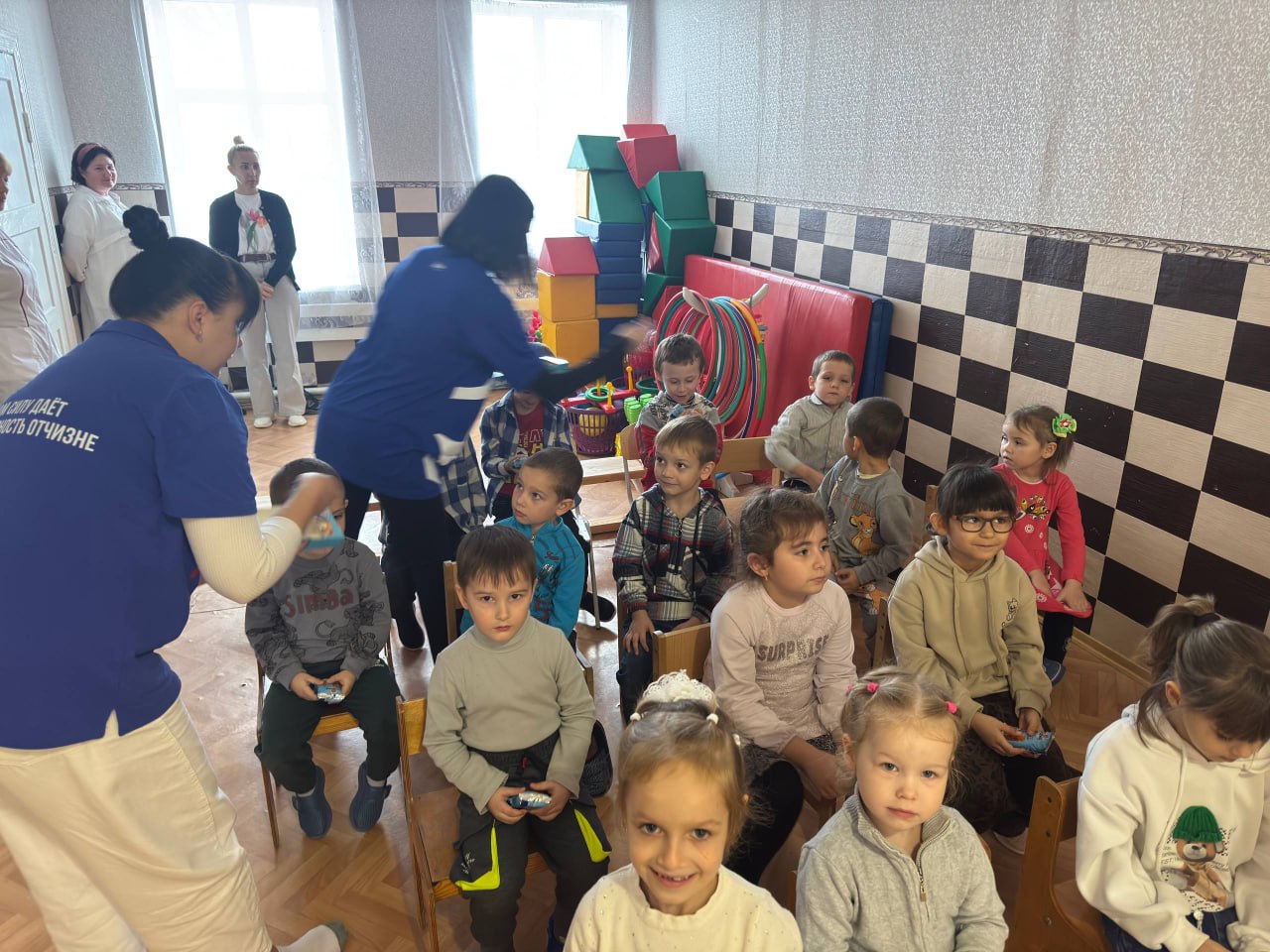 "Молодая Гвардия" в гостях у "Теремка": Сказка, игры и сладкие подарки! "Молодая Гвардия" в гостях у "Теремка": Сказка, игры и сладкие подарки!