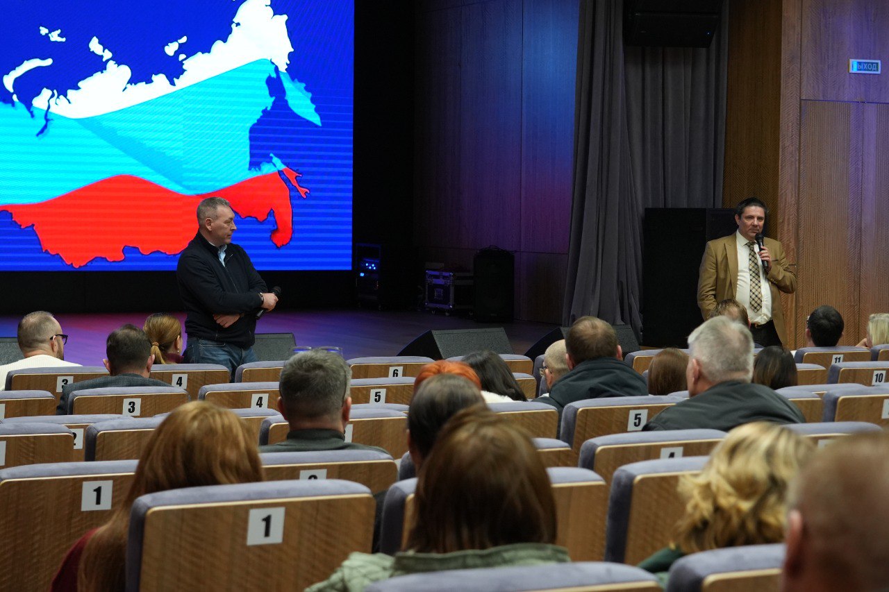 Максим Пухов: Сегодня вместе с директором Запорожкосй АЭС Юрием Черничуком пообщались с сотрудниками атомной станции Максим Пухов: Сегодня вместе с директором Запорожкосй АЭС Юрием Черничуком пообщались с сотрудниками атомной станции