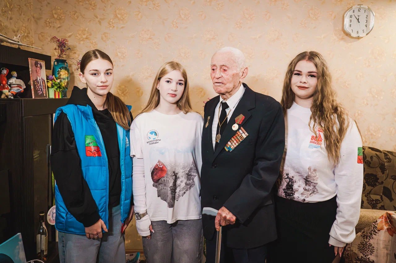 «Волонтёры Победы» поздравили ветерана с Днём рождения