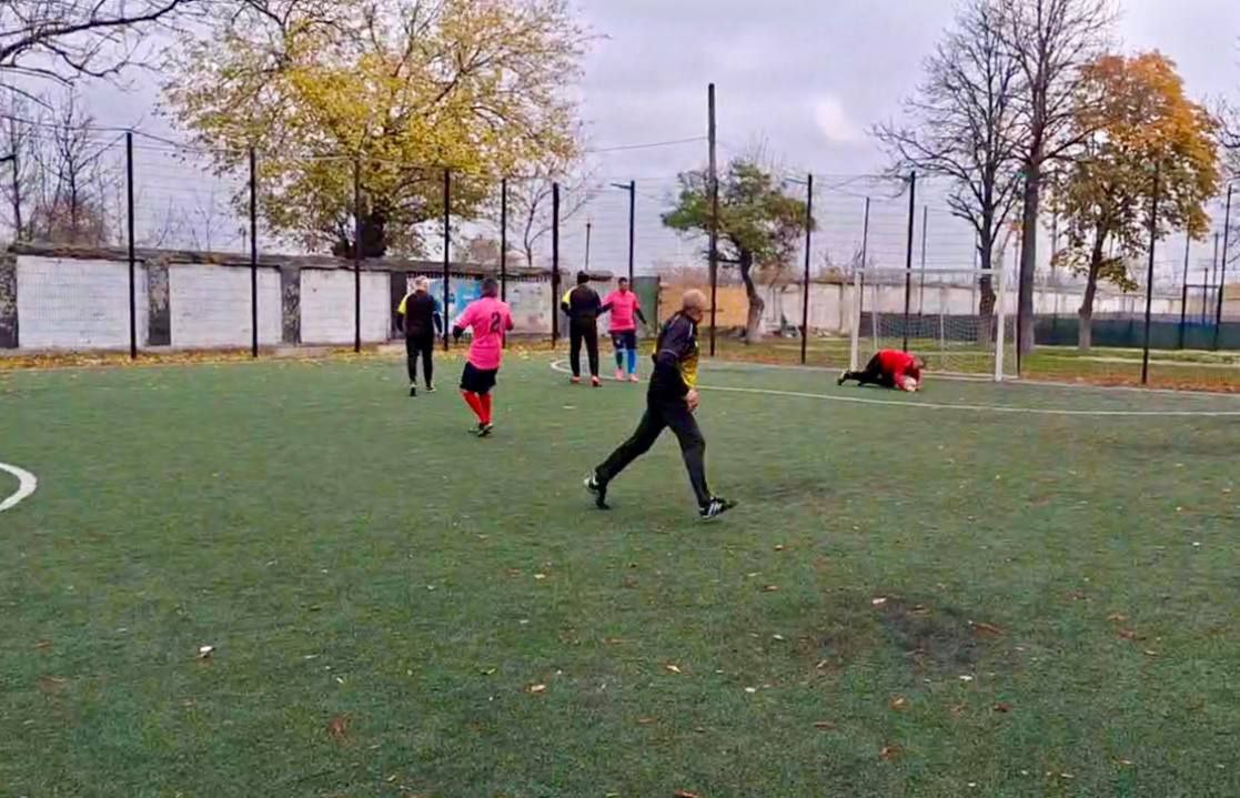 В День народного единства, 4 ноября, в пгт.Акимовка состоялся областной турнир по мини-футболу среди ветеранов старше 45 лет, приуроченный 82-й годовщине освобождения Акимовского района от немецко-фашистских захватчиков В День народного единства, 4 ноября, в пгт.Акимовка состоялся областной турнир по мини-футболу среди ветеранов старше 45 лет, приуроченный 82-й годовщине освобождения Акимовского района от немецко-фашистских захватчиков