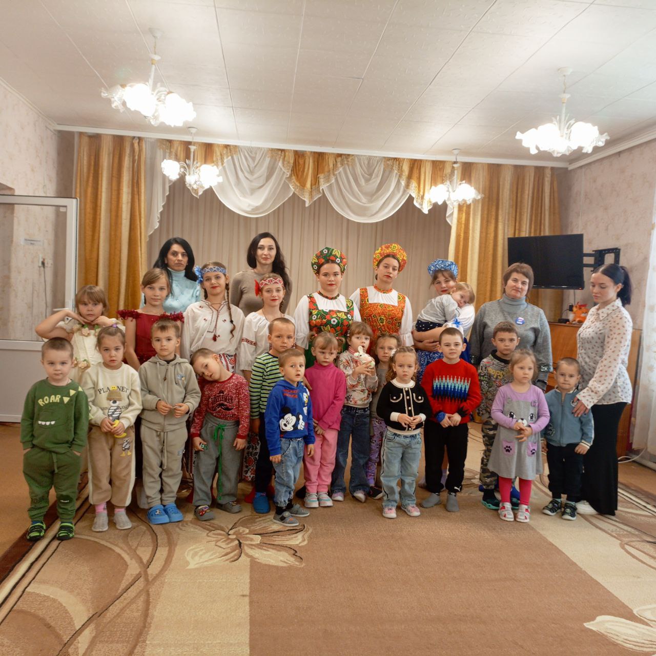 В честь Дня Народного Единства, Участковая избирательная комиссия № 234 (ТИК № 7) совместно с представителями партии "Единая Россия" подарили настоящий праздник воспитанникам Новопетровского детского сада "Колосок"...