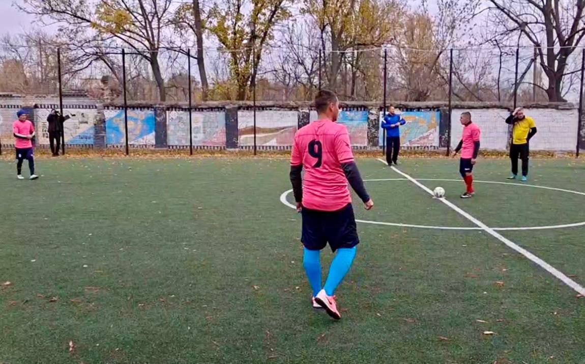 В День народного единства, 4 ноября, в пгт.Акимовка состоялся областной турнир по мини-футболу среди ветеранов старше 45 лет, приуроченный 82-й годовщине освобождения Акимовского района от немецко-фашистских захватчиков В День народного единства, 4 ноября, в пгт.Акимовка состоялся областной турнир по мини-футболу среди ветеранов старше 45 лет, приуроченный 82-й годовщине освобождения Акимовского района от немецко-фашистских захватчиков