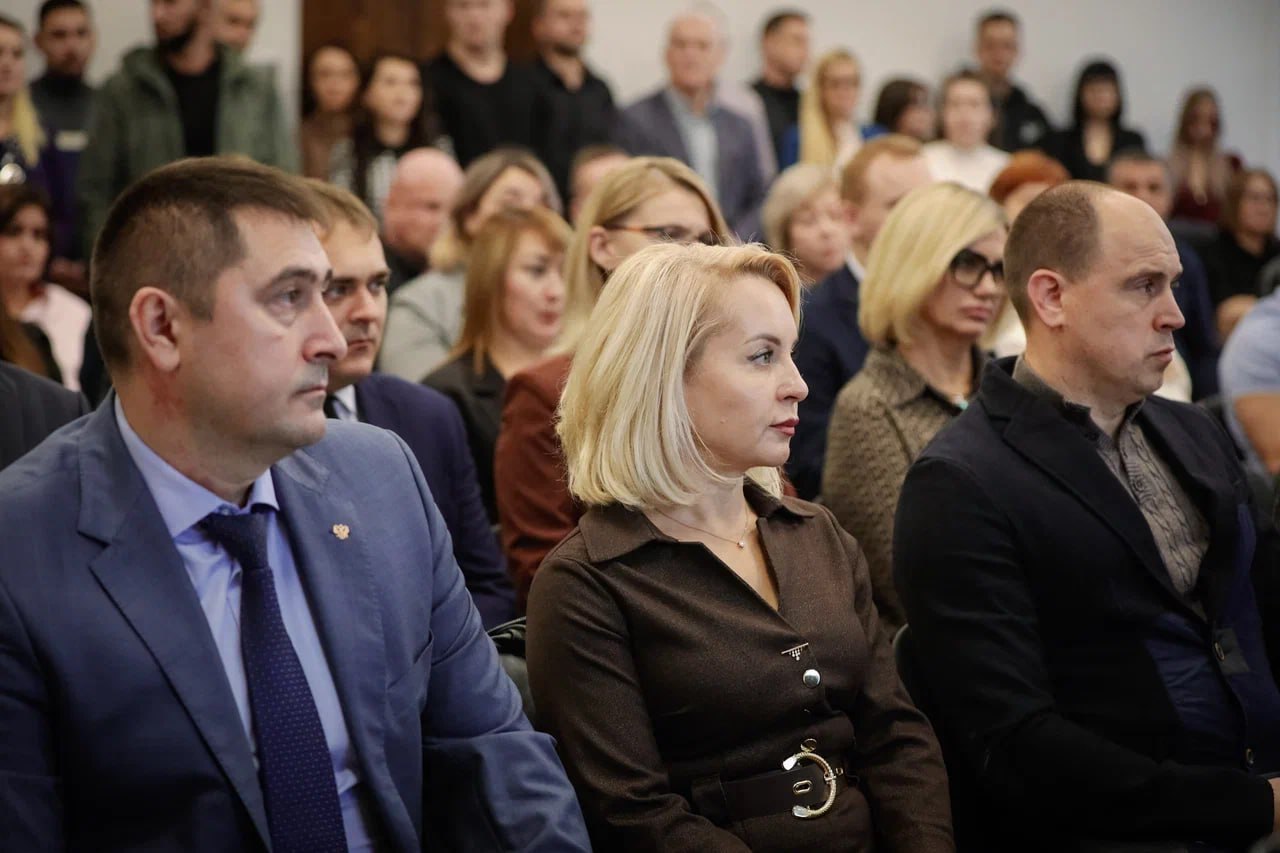 Зампред Правительства РФ Марат Хуснуллин посетил Запорожский областной суд Зампред Правительства РФ Марат Хуснуллин посетил Запорожский областной суд