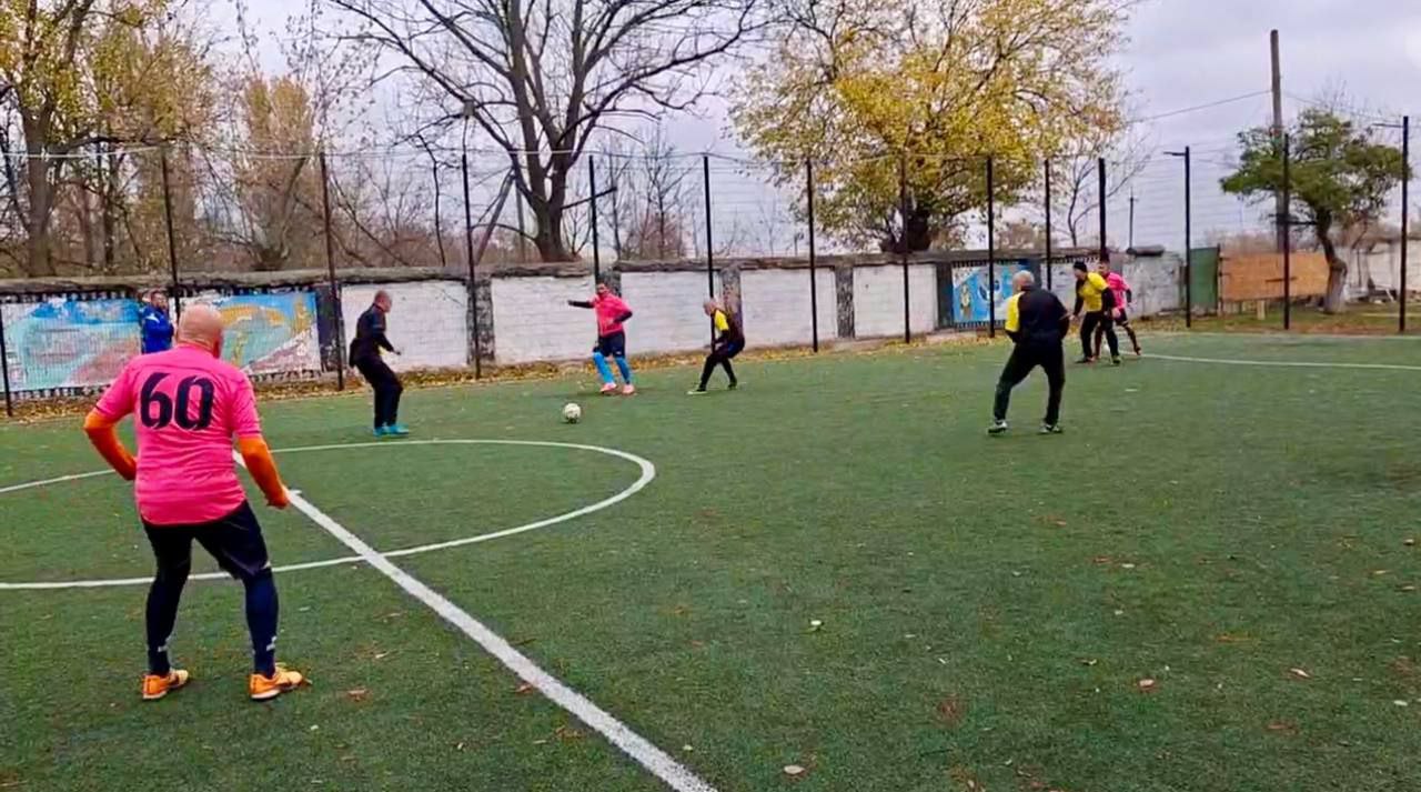 В День народного единства, 4 ноября, в пгт.Акимовка состоялся областной турнир по мини-футболу среди ветеранов старше 45 лет, приуроченный 82-й годовщине освобождения Акимовского района от немецко-фашистских захватчиков В День народного единства, 4 ноября, в пгт.Акимовка состоялся областной турнир по мини-футболу среди ветеранов старше 45 лет, приуроченный 82-й годовщине освобождения Акимовского района от немецко-фашистских захватчиков