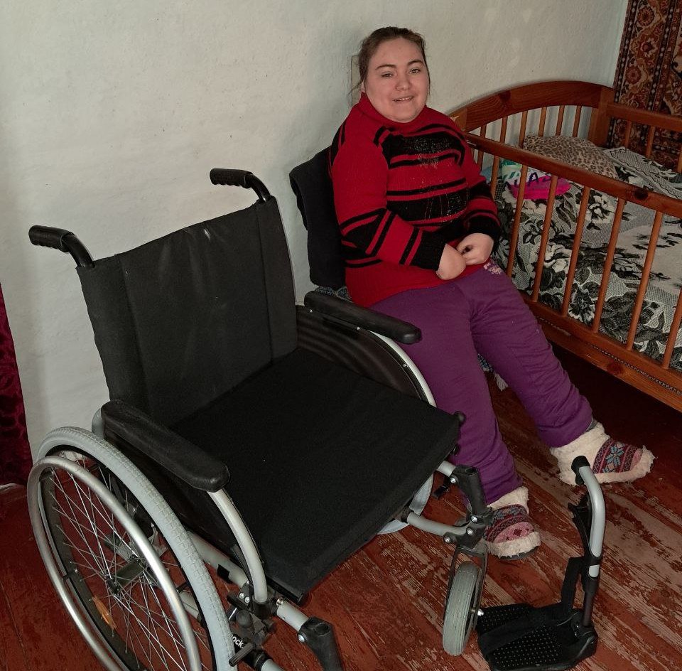 Токмакские единороссы помогли приобрести инвалидную коляску для девочки-инвалида из с.Долина