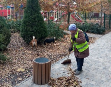 С начала этой после праздничной недели сотрудники МУП УК «Контакт» выполнили целый комплекс работ по благоустройству Токмака