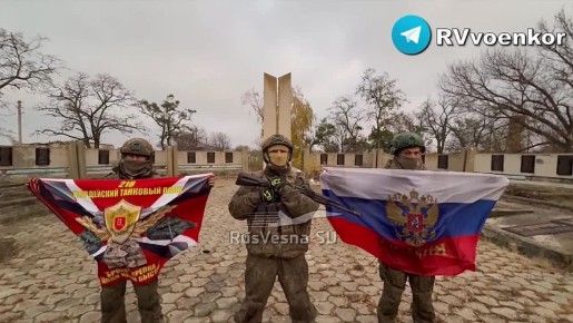 Бойцы 219 танкового полка развернули флаги в центре Успеновки Запорожской области