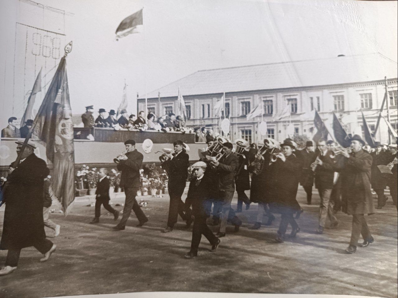 ЛИСТАЯ СТАРЫЙ ФОТОАЛЬБОМ ЛИСТАЯ СТАРЫЙ ФОТОАЛЬБОМ