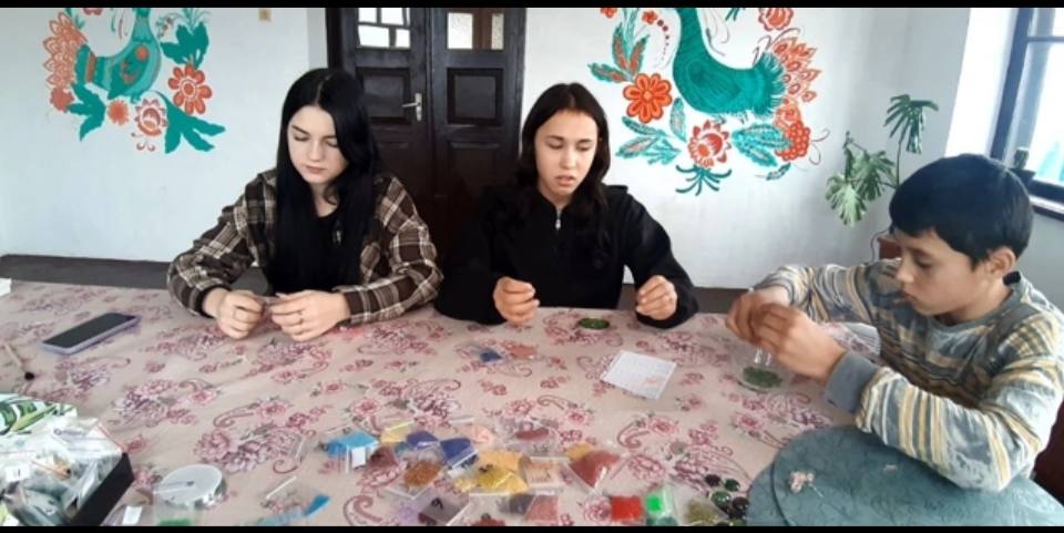 Регулярные занятия и мастер-классы по сохранению традиции рукоделия проходят на базе Елисеевского сельского клуба