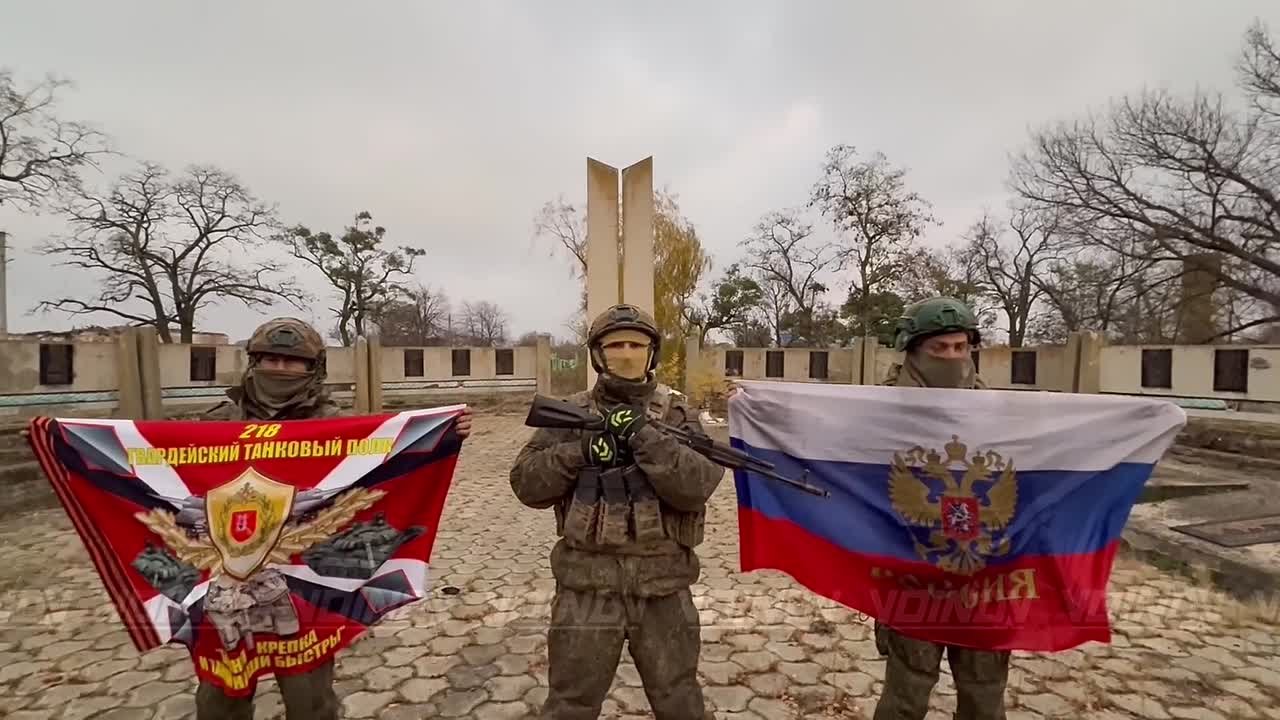 Стальные штурмовики 218 гвардейского танкового полка 127 дивизии 5 Армии передают привет из освобождённой Успеновки, на фоне стелы памяти Советским воинам-освободителям!