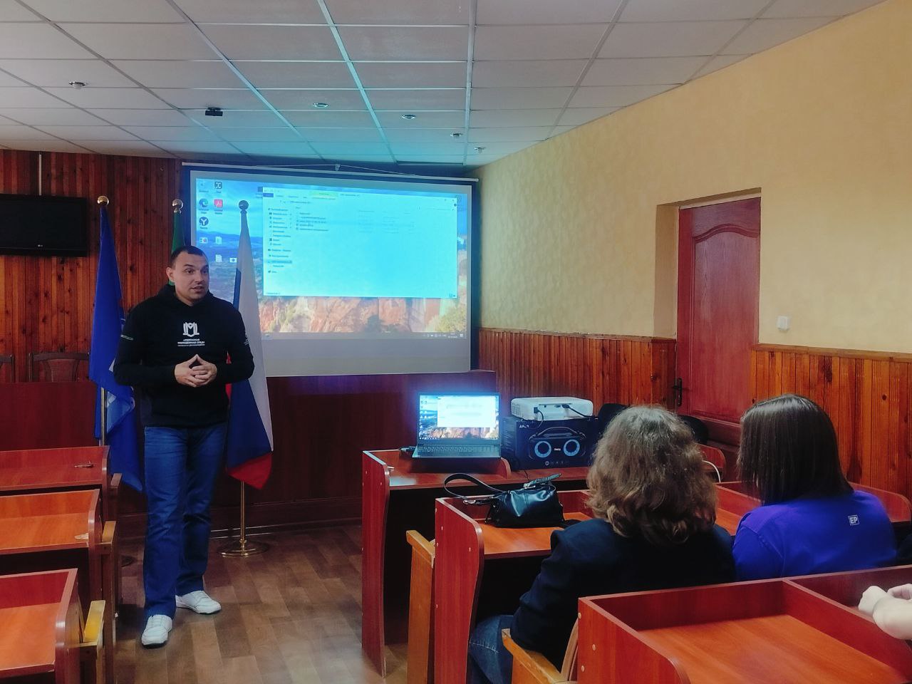 Активисты молодежных организаций «Молодая Гвардия Единой России» (МГЕР) и «ЮгМолодой» провели важный инфочас, приуроченный к Международному дню борьбы против фашизма, расизма и антисемитизма Активисты молодежных организаций «Молодая Гвардия Единой России» (МГЕР) и «ЮгМолодой» провели важный инфочас, приуроченный к Международному дню борьбы против фашизма, расизма и антисемитизма