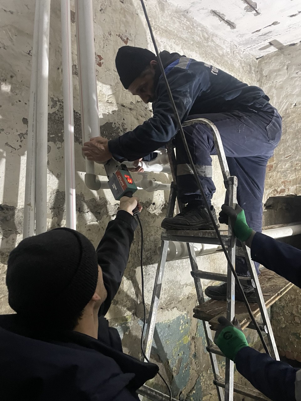 Дагестанские специалисты обустраивают отопление в сельском доме культуры Михайловского округа Запорожской области