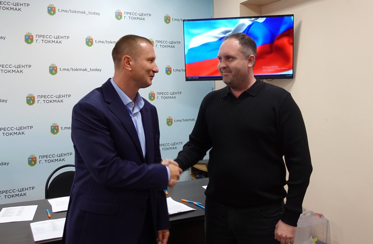 В Токмаке избран новый председатель окружного совета депутатов В Токмаке избран новый председатель окружного совета депутатов