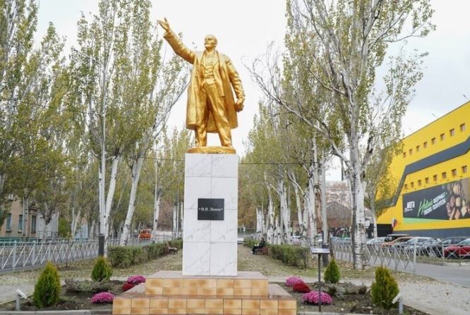 В Мелитополе благоустроили территорию у памятника Ленину