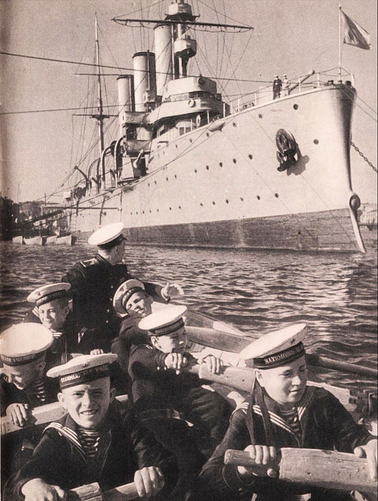 это было сегодня.... 7 ноября 1917 года, в 21:40, прозвучал холостой выстрел «Авроры», который подал сигнал к началу взятия Зимнего дворца во время «октябрьского переворота»