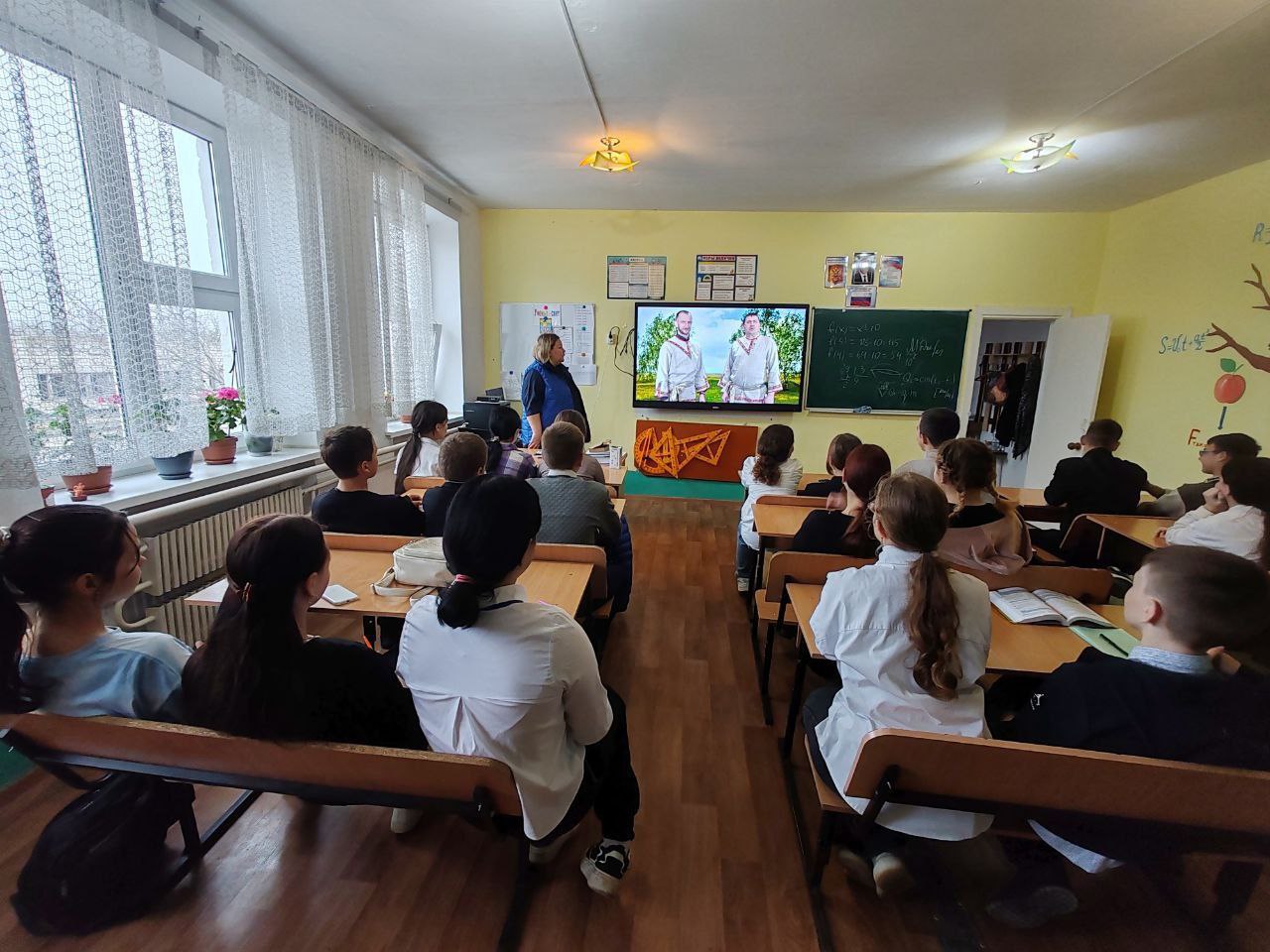 Представители Территориальной избирательной комиссии №15 посетили "Тополинскую среднюю общеобразовательную школу" Васильевского района Запорожской области Представители Территориальной избирательной комиссии №15 посетили "Тополинскую среднюю общеобразовательную школу" Васильевского района Запорожской области