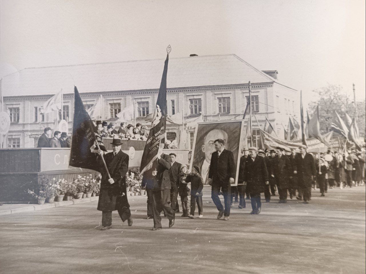 ЛИСТАЯ СТАРЫЙ ФОТОАЛЬБОМ ЛИСТАЯ СТАРЫЙ ФОТОАЛЬБОМ