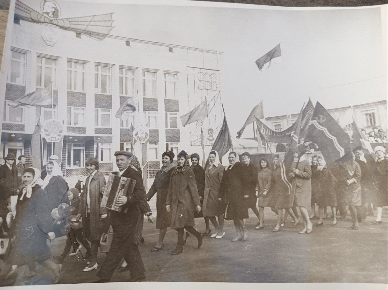 ЛИСТАЯ СТАРЫЙ ФОТОАЛЬБОМ ЛИСТАЯ СТАРЫЙ ФОТОАЛЬБОМ