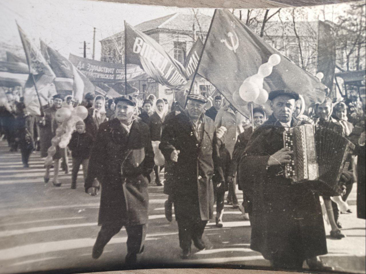 ЛИСТАЯ СТАРЫЙ ФОТОАЛЬБОМ ЛИСТАЯ СТАРЫЙ ФОТОАЛЬБОМ