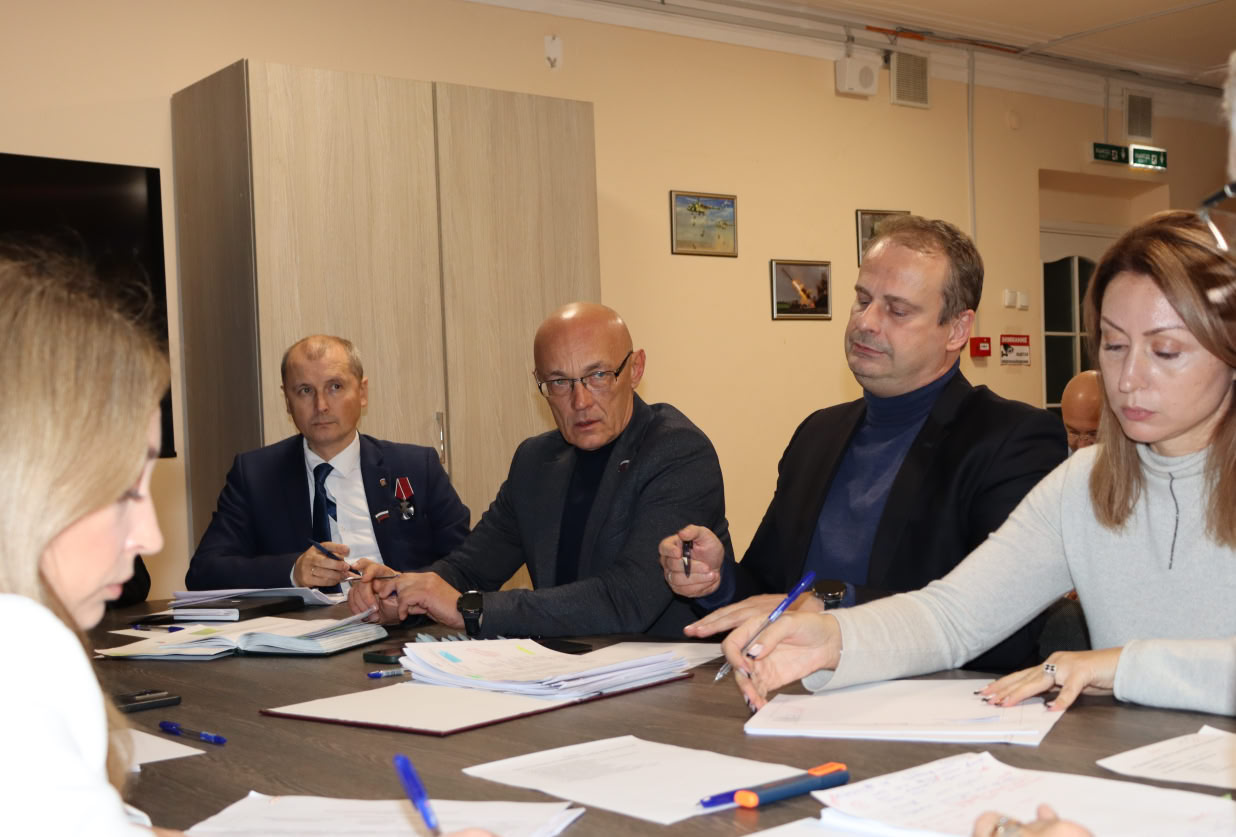 Провел рабочее совещание с заместителями Председателя Законодательного Собрания Запорожской области и руководителями комитетов, на котором обсудили ряд важных вопросов, касающихся социально-экономического развития нашей... Провел рабочее совещание с заместителями Председателя Законодательного Собрания Запорожской области и руководителями комитетов, на котором обсудили ряд важных вопросов, касающихся социально-экономического развития нашей...