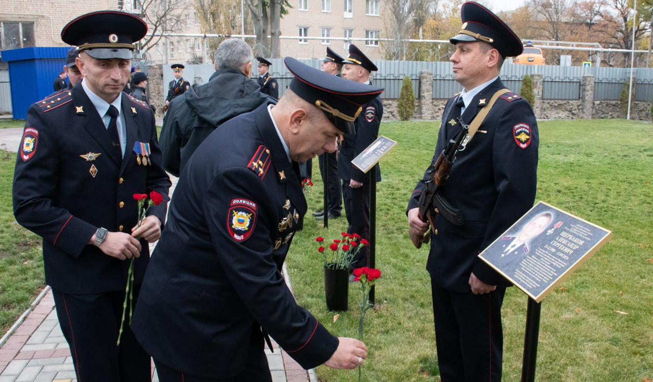 В Мелитополе открыли «Аллею памяти» в честь погибших полицейских В Мелитополе открыли «Аллею памяти» в честь погибших полицейских